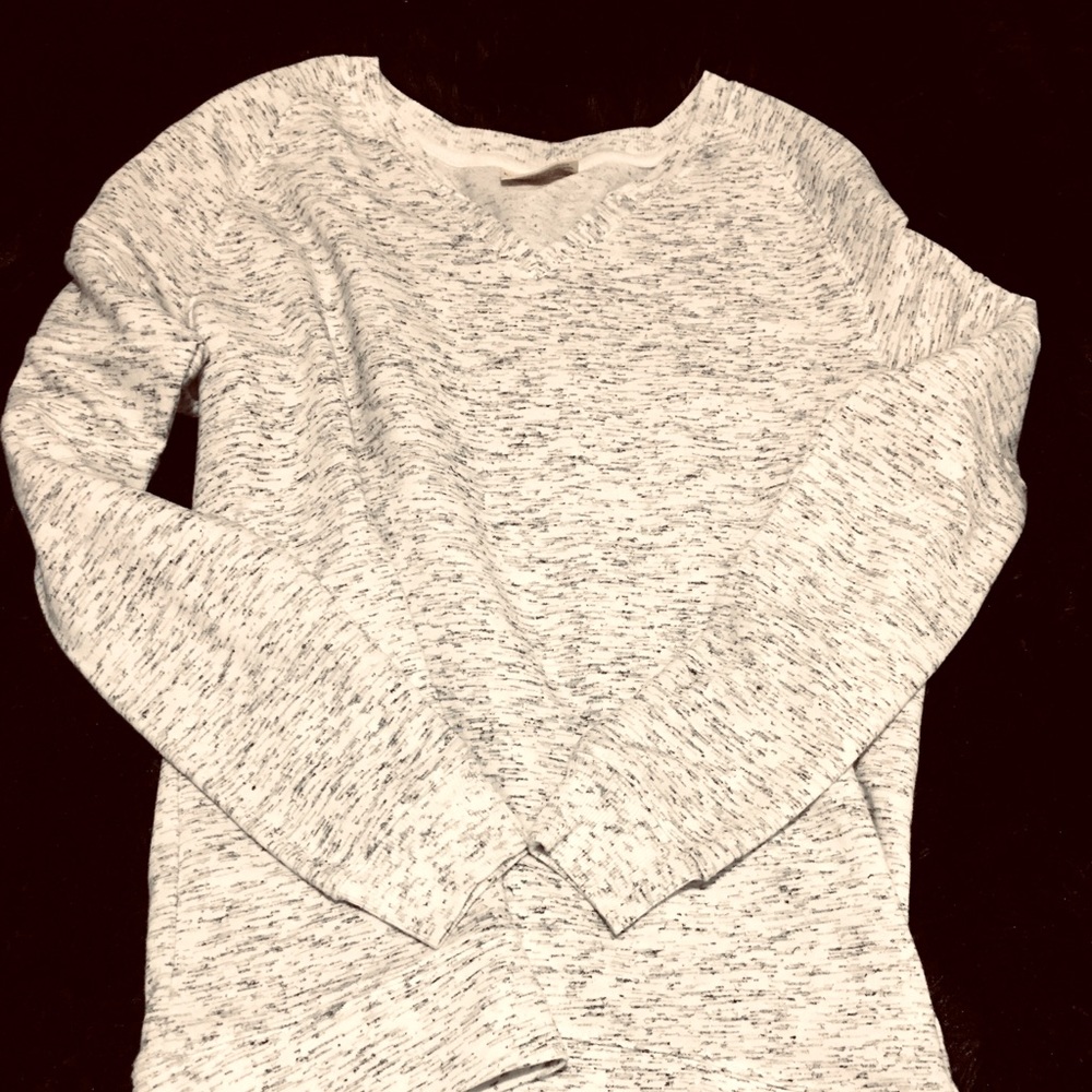 Light long sleeve V-neck